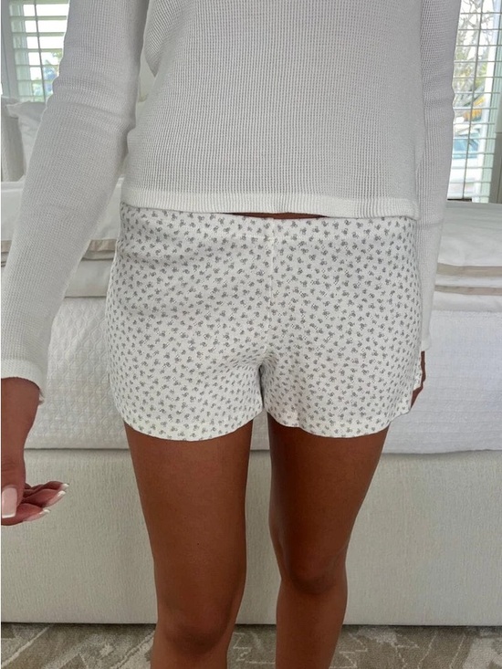 Brandy Melville Pants - BRANDY MELVILLE EMERY FLORAL COTTON SHORTS IN WHITE & LAVENDER